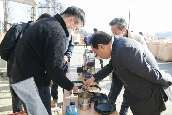 최민호 세종특별자치시장이 17일 서세종농협 창고에서 진행된 공공비축미곡 수매 현장을 찾은 가운데, 연서면에서 생산한 쌀을 살피고 있다. ⓒ 세종시