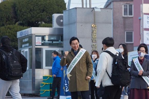 17일 2023학년도 대학수학능력시험 시험장을 찾아 수험생들을 격려하고 있는 박경귀 아산시장. ⓒ 아산시
