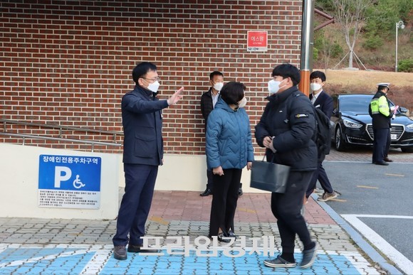 2023학년도 대학수학능력시험 수험생들에게 응원과 격려를 보고 있는 편삼범 의원. ⓒ 프라임경제