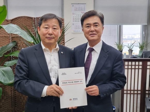 17일 이철규 예결위 여당 간사와 김태흠 충남도지사가 국회를 방문해 기념촬영을 하고 있다. ⓒ 충남도