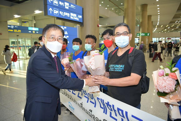 조선업 특정활동 비자 발급 지침 개정 후 처음으로 태국 국적 용접숙련공 10명이 국내 입국했다. ⓒ 한국조선해양플랜트협회