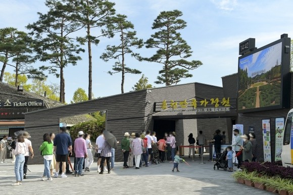 2023순천만국제정원박람회장에 관광객들이 입장하기 위해 줄을 서고 있다. ⓒ 순천시