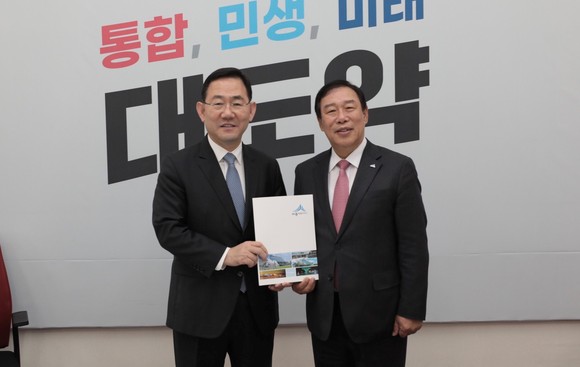 최민호 세종시장은 18일 2023도 국비증액 추가 확보 위해 국회 방문해 지역 현안 사업 국비 반영을 건의 후 주호영 의원과 기념촬영을 하고 있다. ⓒ 세종시