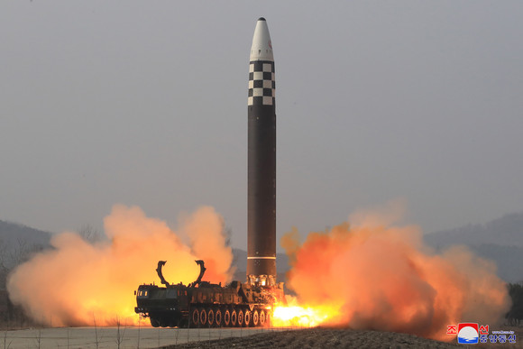 지난 3월24일 북한 ICBM 화성-17형이 시험발사되는 모습. ⓒ 평양 조선중앙통신=연합뉴스
