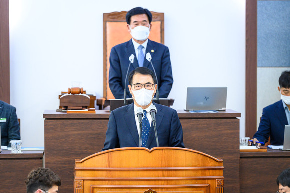 장충남 군수가 2023년 예산안 제출서 시정연설을 하고 있다. ⓒ 남해군