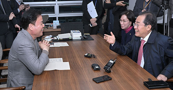 송갑석 더불어민주당 의원과 홍준표 대구시장은 21일 광주 군공항 이전 특별법과 대구경북 통합신공항 특별법 연내 통과를 위한 협력을 전했다. ⓒ 송갑석 더불어민주당 의원실