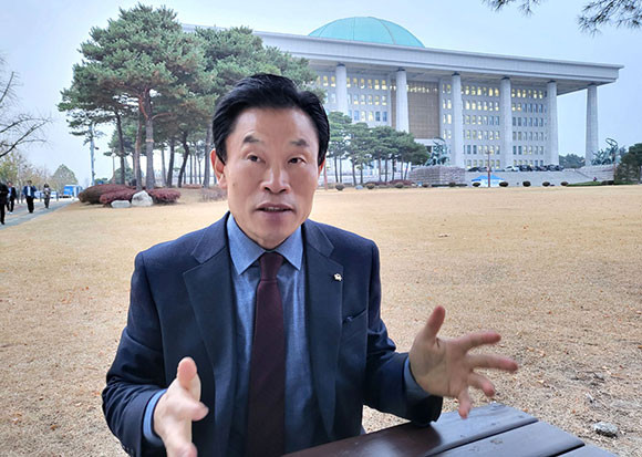 강성후 KDA 회장이 국회 본관 앞에서 FTX 사태에 대한 견해를 밝혔다. =박성현 기자