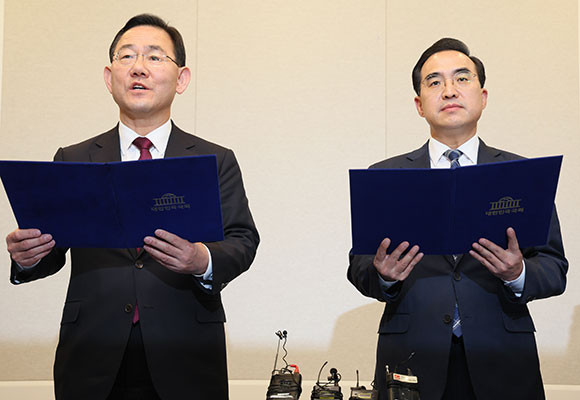 주호영 국민의힘 원내대표와 박홍근 더불어민주당 원내대표가 23일 10.29 참사 국정조사 합의문을 발표했다. ⓒ 연합뉴스