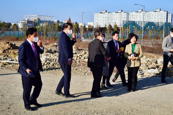 진주시의회 기획문화위원회가 경남e스포츠 경기장 현장을 점검하고 있다. ⓒ 진주시의회