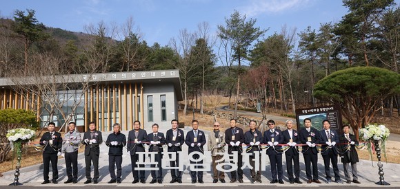 김동일 보령시장을 비롯해 이용석 산림청 산림복지국장 등이 참석한 가운데 자연친화적 국립수목장림 '국립기억의 숲' 개장 기념식을 개최 후 단체 기념촬영을 하고 있다. ⓒ 프라임경제