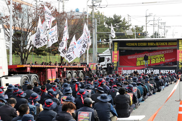 민주노총 공공운수노조 화물연대본부 포항지부가 포항철강산업단지에서 24일 총파업 출정식을 진행하고 있다. ⓒ 연합뉴스