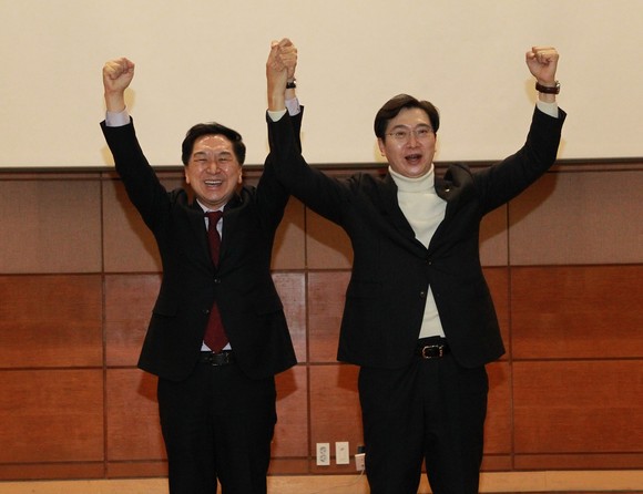 김기현 전 원내대표와 강민국 진주시을 당협위원장이 윤석열 정부의 성공을 기원하고 있다. ⓒ 프라임경제