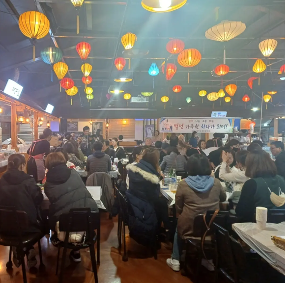 지난 25일 포항 중앙로에서 열린 포항시학부모협의회 기부day 모습. = 최성필 기자