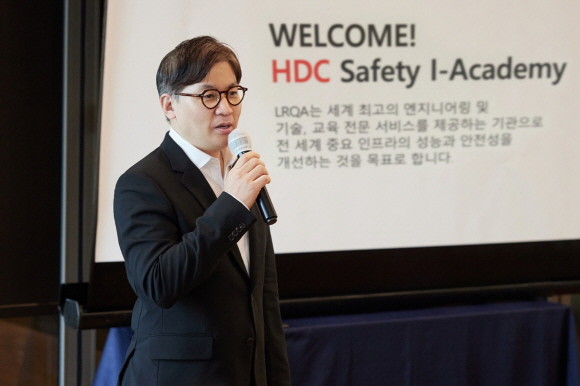 HDC현대산업개발은 지난달 LW컨벤션센터에서 최익훈 대표이사가 참석한 가운데 HDC 세이프티-아이 아카데미 최고경영진 과정의 하나로, 안전보건 리더십 교육을 진행했다. © HDC현대산업개발