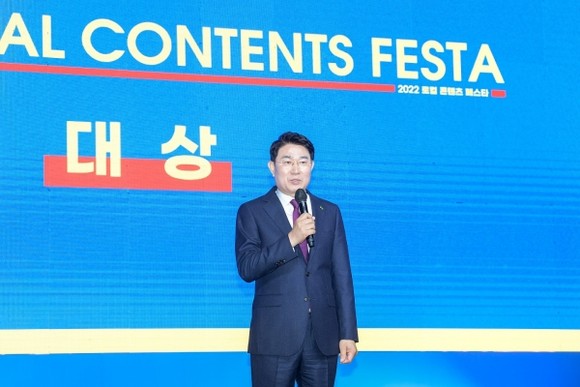 노관규 순천시장이 '순천만 전봇대를 뽑은 그남자 대한민국 ! 새로운 이정표를 만들다'라는 주제로 강연하고 있다. ⓒ 순천시