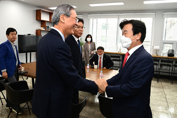 김수일 국립 파티무라대학 교수와 조규일 진주시장이 서로를 반갑게 맞이하고 있다. ⓒ 진주시