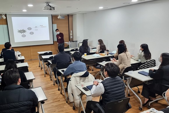 전문인재 비즈니스와 토탈 아웃소싱을 융합, 고용 및 종합 HR 서비스부문의 명품서비스를 고수하고 있다. ⓒ 유니에스