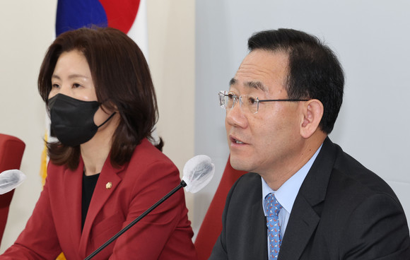 주호영 국민의힘 원내대표가 오늘 오후 서울 여의도 국회에서 열린 원내대표 주재 비공개 긴급 중진의원 회의를 마치고 기자들에게 회의 결과를 브리핑하고 있다. ⓒ 연합뉴스