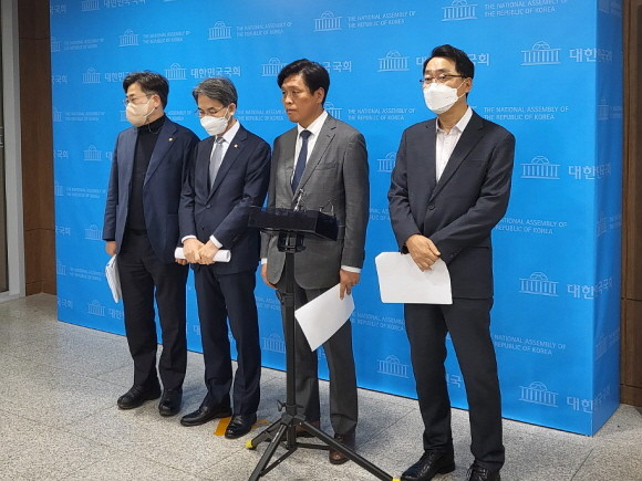 국회 과학기술정보방송통신위원회 정보방송통신법안심사소위원회 소속 더불어민주당 의원들은 29일 공영방송 지배구조 개선안이 법안소위에서 통과됐다고 밝혔다. = 박성현 기자