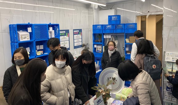 서울시민들이 '남해로가게'에서 물건을 구매하고 있다. ⓒ 프라임경제