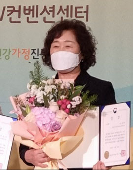 아이돌봄서비스 장관상을 수상한 김명희 씨. ⓒ 산청군