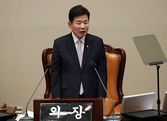 김진표 국회의장이 30일 25건의 내년도 세입예산안 부수법안을 지정했다. ⓒ 연합뉴스