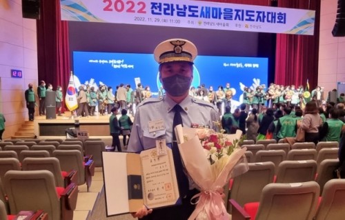 홍두기 광양제철소 품질기술부 과장이 새마을회 국무총리 상을 수여하고 기념촬영을 했다. ⓒ 광양제철소
