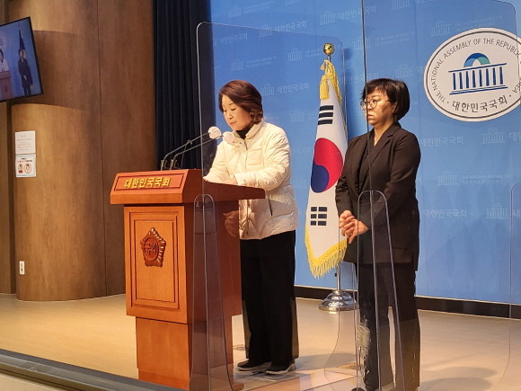 심상정 정의당 의원은 1일 국회 소통관에서 화물자동차 운수사업법 개정안을 제출하겠다고 발표했다. = 박성현 기자