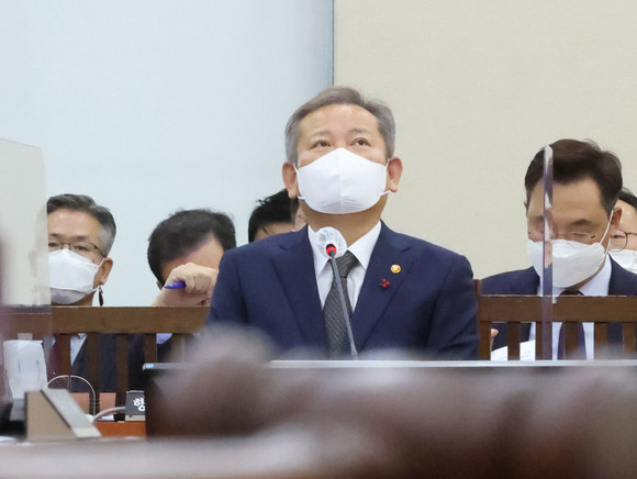여야가 이상민 행정안전부 장관에 대한 해임건의안을 두고 공방을 벌이고 있다. 민주당은 이 장관에 대한 해임건의안을 내일 본회의에서 반드시 처리할 것이라고 강조했다. ⓒ 연합뉴스