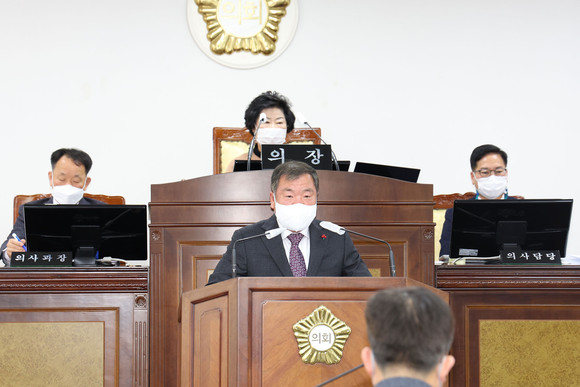 이승화 산청군수가 시정연설에서 2023 엑스포 성공 전략과 군정운영 4대 목표를 제시하고 있다. ⓒ 산청군