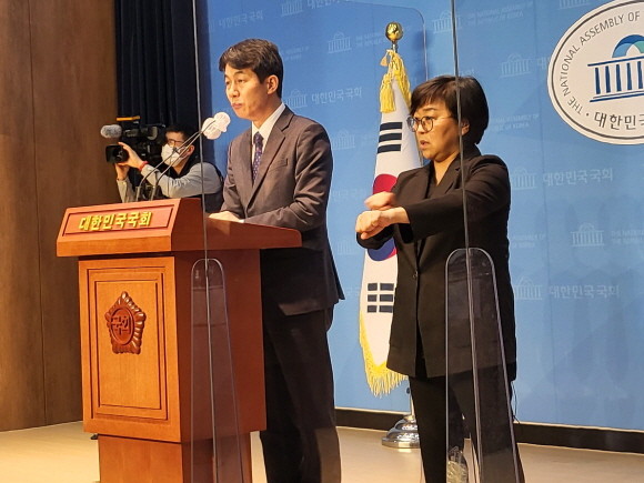 윤건영 더불어민주당 의원은 1일 문재인 전 대통령의 입장문을 대독했다. = 박성현 기자