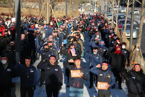 현대중공업그룹 조선 3사 노동조합이 11월30일 오후 경기도 성남시 현대중공업그룹 글로벌 R&D센터 앞에서 올해 임단협 승리를 위한 공동 파업 결의대회를 개최하고 있다. ⓒ 현대중공업 노동조합
