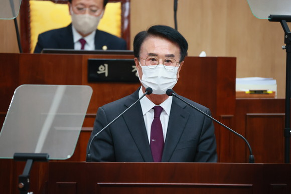 박동식 사천시장이 2023년 예산안 편성에 대해 설명하고 있다. ⓒ 사천시