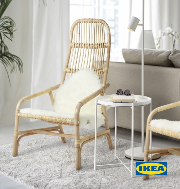 이케아가 플랫팩 포장을 적용한 첫 라탄 가구 살뇌(SALNÖ) 암체어를 한국에서 처음으로 선보인다. © 이케아
