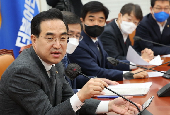 박홍근 더불어민주당 원내대표는 민주노총 공공운수노조 화물연대본부의 집단운송거부에 관해 국회 차원의 중재를 제안했다. ⓒ 연합뉴스