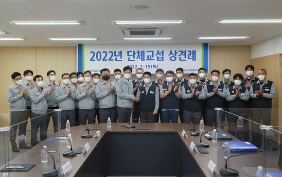 현대중공업 노사가 올해 임단협 잠정합의안을 마련했다. 사진은 지난 7월 진행된 임단협 상견례 모습. ⓒ 현대중공업