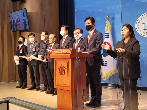경제 6단체 부회장단은 6일 국회 소통관에서 기자회견을 진행했다. = 박성현 기자