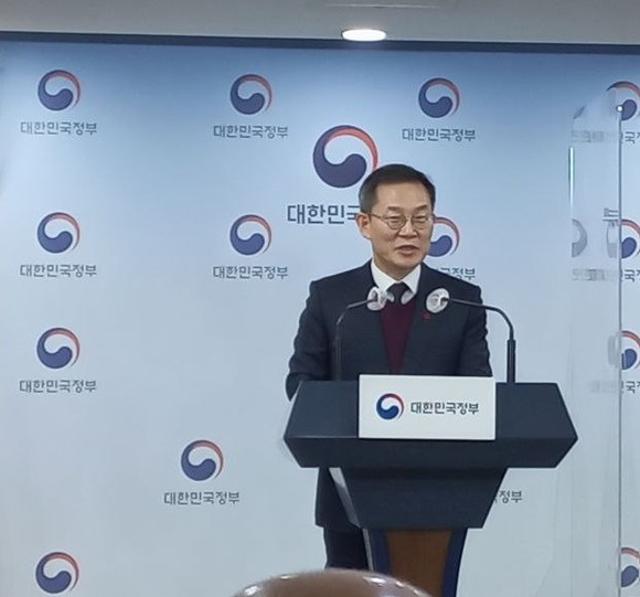 이종호 과학기술정보통신부 장관이 6일 오후 서울 종로구 정부서울청사 브리핑실에서 판교 데이터센터 화재에 따른 부가통신서비스 장애에 대한 SK C&C·카카오·네이버 3사 시정요구를 발표하고 있다. = 박지혜 기자