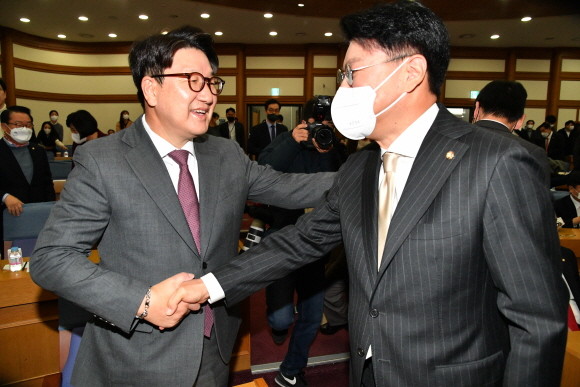 권성동 국민의힘 의원과 장제원 국민의힘 의원은 7일 국회에서 진행된 국민공감 공부모임에 참석했다. ⓒ 연합뉴스