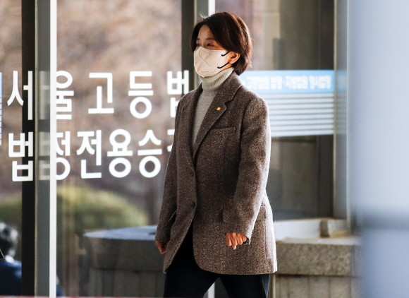 법원은 7일 공직선거법 위반 혐의로 기소된 이은주 정의당 원내대표에게 집행유예 2년, 징역 10개월을 선고했다. ⓒ 연합뉴스