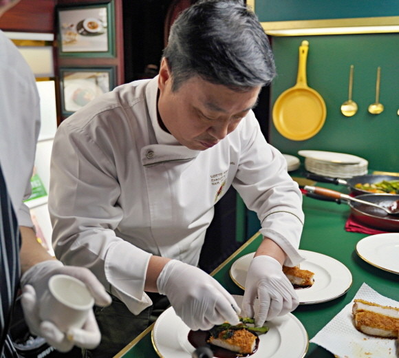 롯데제과가 자사의 가정간편식 브랜드 'Chefood'의 새로운 프로모션 '버슐랭'을 선보인다. © 롯데제과