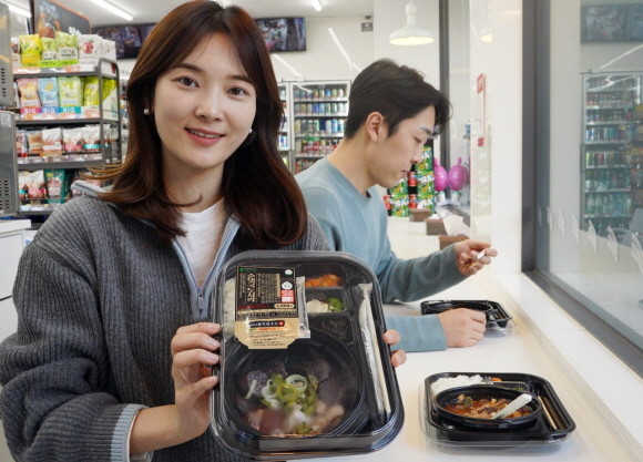 세븐일레븐이 추운 겨울 따뜻하게 먹을 수 있는 '한끼 순댓국 도시락'을 동절기 시즌 상품으로 출시한다. © 세븐일레븐