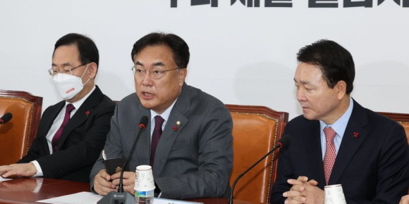 성일종 국민의힘 정책위의장은 국회 환경노동위원회에서 추가연장근로제 일몰 연장 심의가 없었던 것에 대해 지적했다. ⓒ 연합뉴스