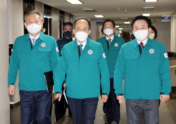 추경호 경제부총리 겸 기재부 장관과 원희룡 국토부 장관, 이상민 행안부 장관 등이 8일 정부서울청사에서 열리는 철강·석유화학 업무개시명령 발동에 대한 브리핑을 위해 이동하고 있다. ⓒ 연합뉴스