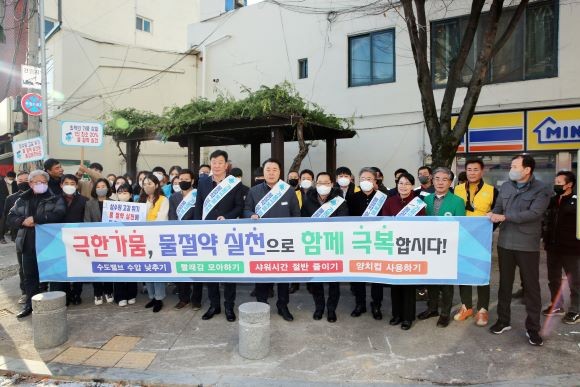 화순고인돌전통시장 앞에서 구복규 화순군수를 비롯한 군 공직자, 수자원공사, 화순군 지역자율방재단 등이 가뭄 장기화에 따른 물 절약 실천을 호소하고 있다. ⓒ 화순군