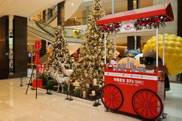 롯데는 '마음온도 37도' 캠페인으로 아동복지시설 80곳의 난방 설비를 개선하고 전국 지역아동센터와 취약계층 가정 등 100곳에도 난방비를 지원한다. © 롯데