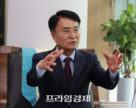 박동식 시장이 우주항공 중심도시 사천 건설을 설명하고 있다. ⓒ 프라임경제