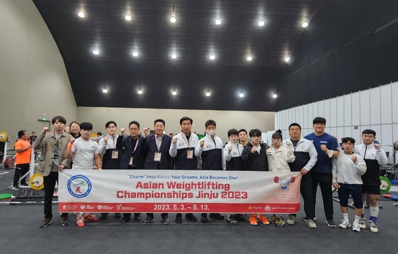 2023 진주아시아역도선수권대회 조직위가 콜롬비아 보고타 훈련장에서 홍보전을 펼치고 있다. ⓒ 진주시