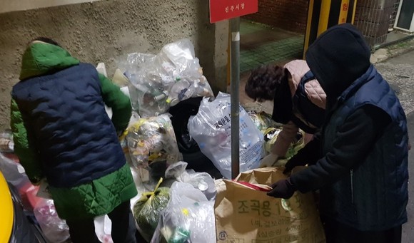 진주 상평동 관계자들이 쓰레기 불법투기 야간단속을 펼치고 있다. ⓒ 프라임경제