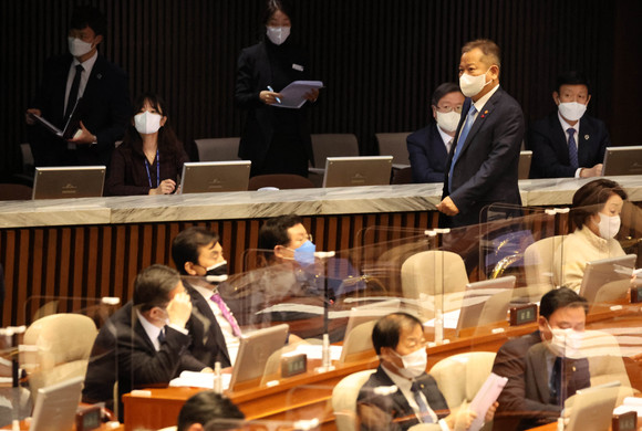 자신에 대한 해임안이 보고된 이상민 행정안전부 장관이 오늘 국회에서 열린 본회의에서 행정안전위원회 관련 법안 처리가 끝나자 본회의장을 나가고 있다. ⓒ 연합뉴스